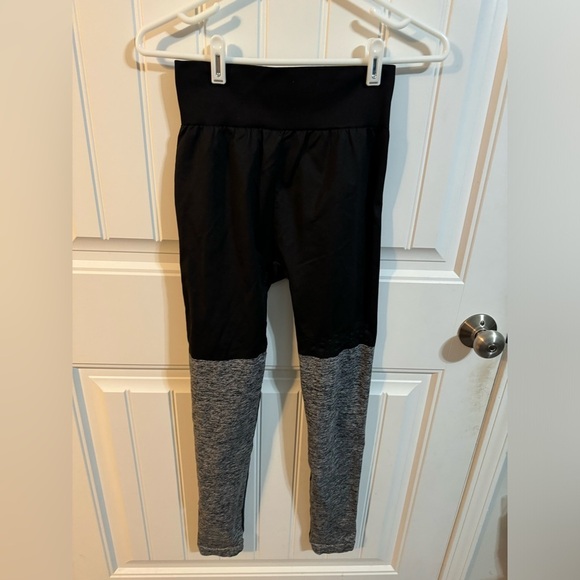 Gymshark Seamless Two-Toned Black and Gray Leggings - Picture 6 of 6